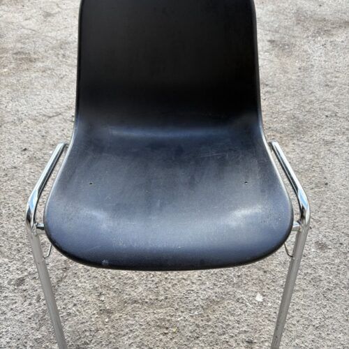 Sort plastic stol 12 kr.